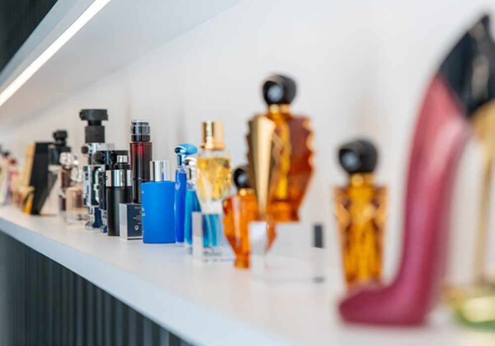 KraussMaffei-Extrusion-plastics-caps-for-perfume-clear.