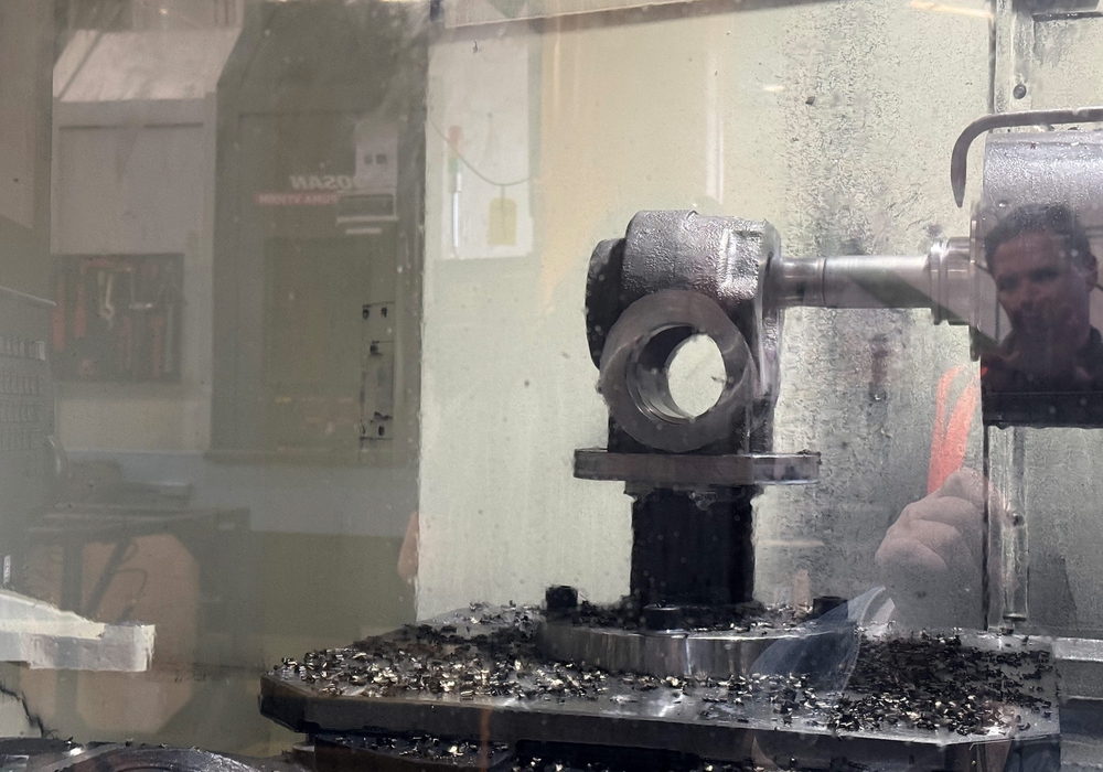 CNC-Makino-rotate-parts-for-precision